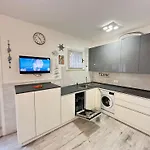 Renovated Villa By The Sea With Private Garden